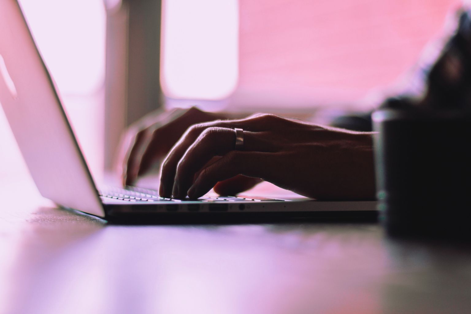 Laptop-Typing.